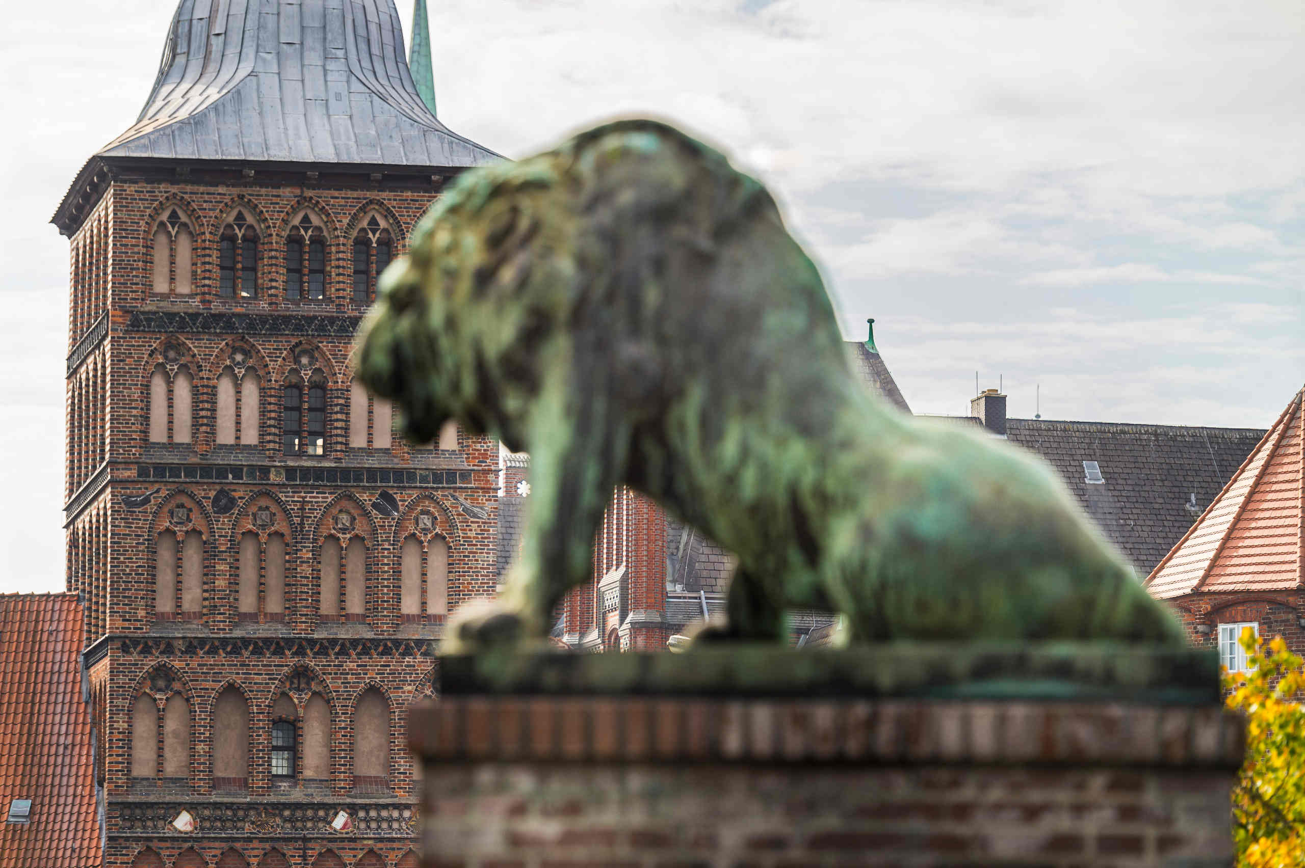 Lübecker Burgtor und die Löwenskulptur