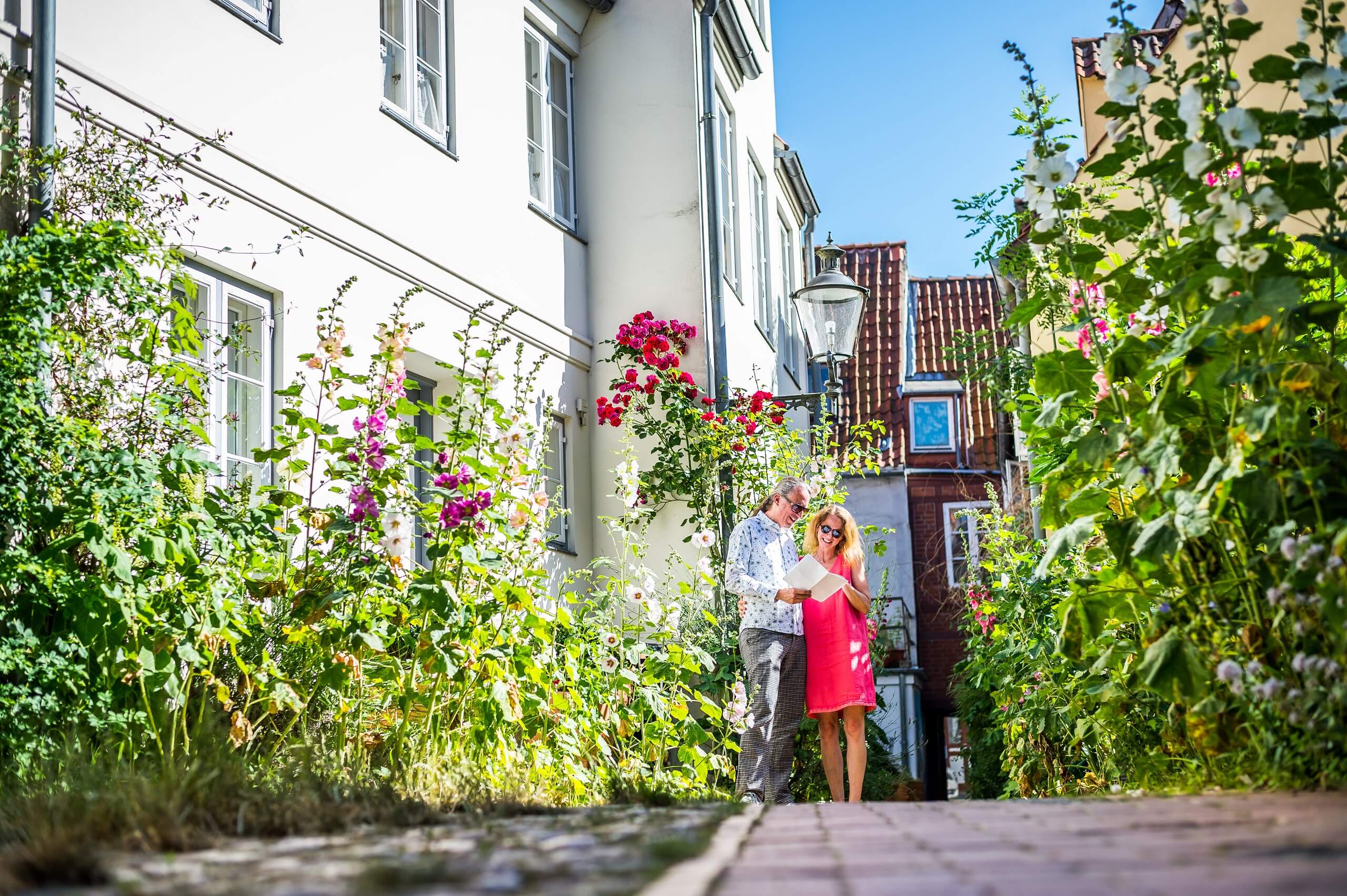 Paar liest etwas und entdeckt die Gänge und Höfe