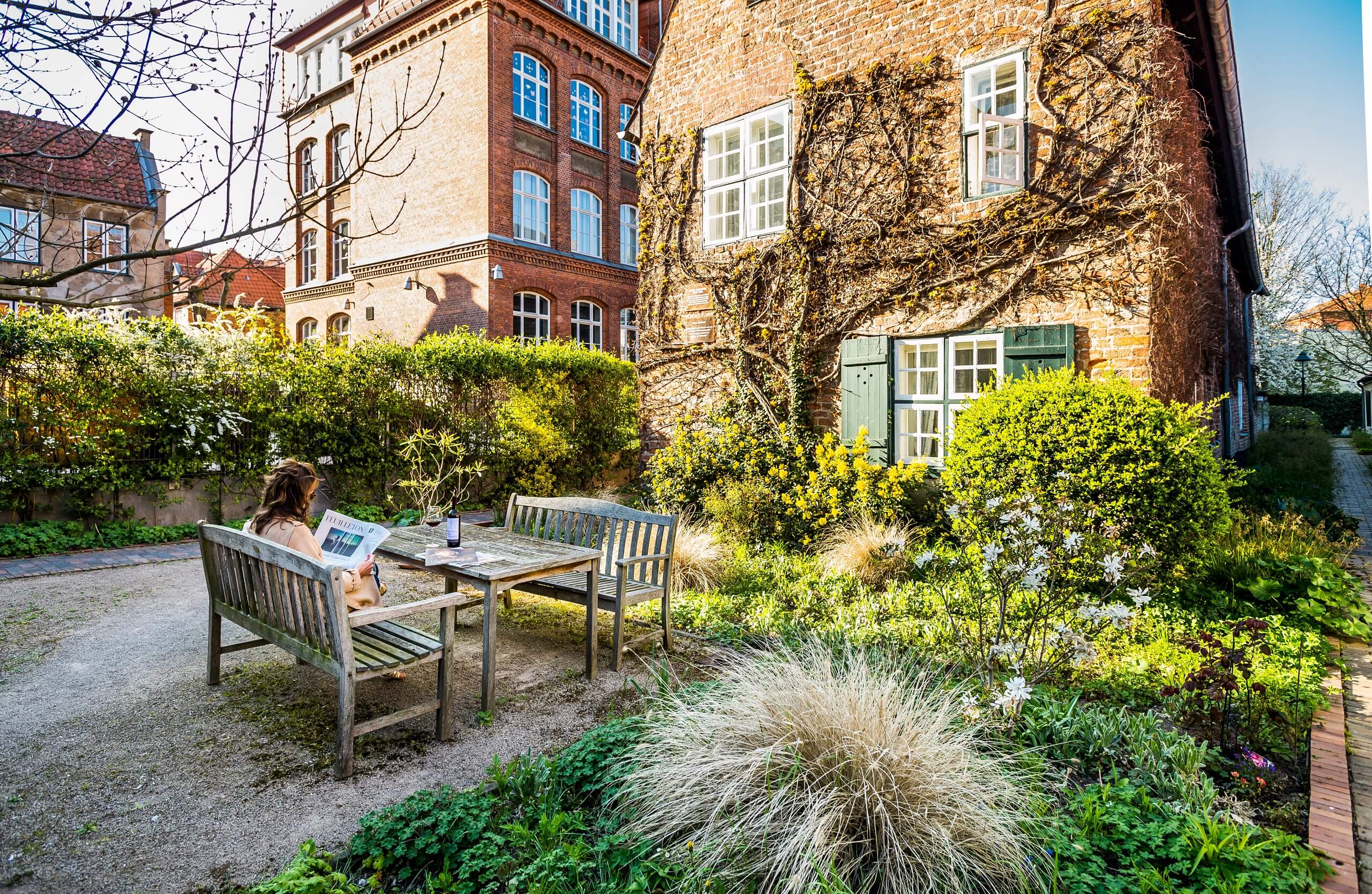 Glandorps Gang mit einer lesenden Frau auf der Bank