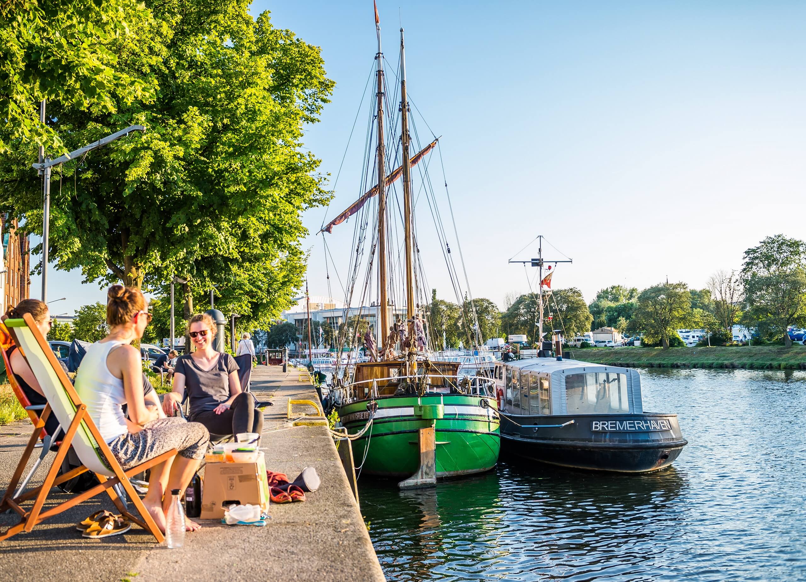 Gruppe mit Freunden am Wasser am Museumshafen