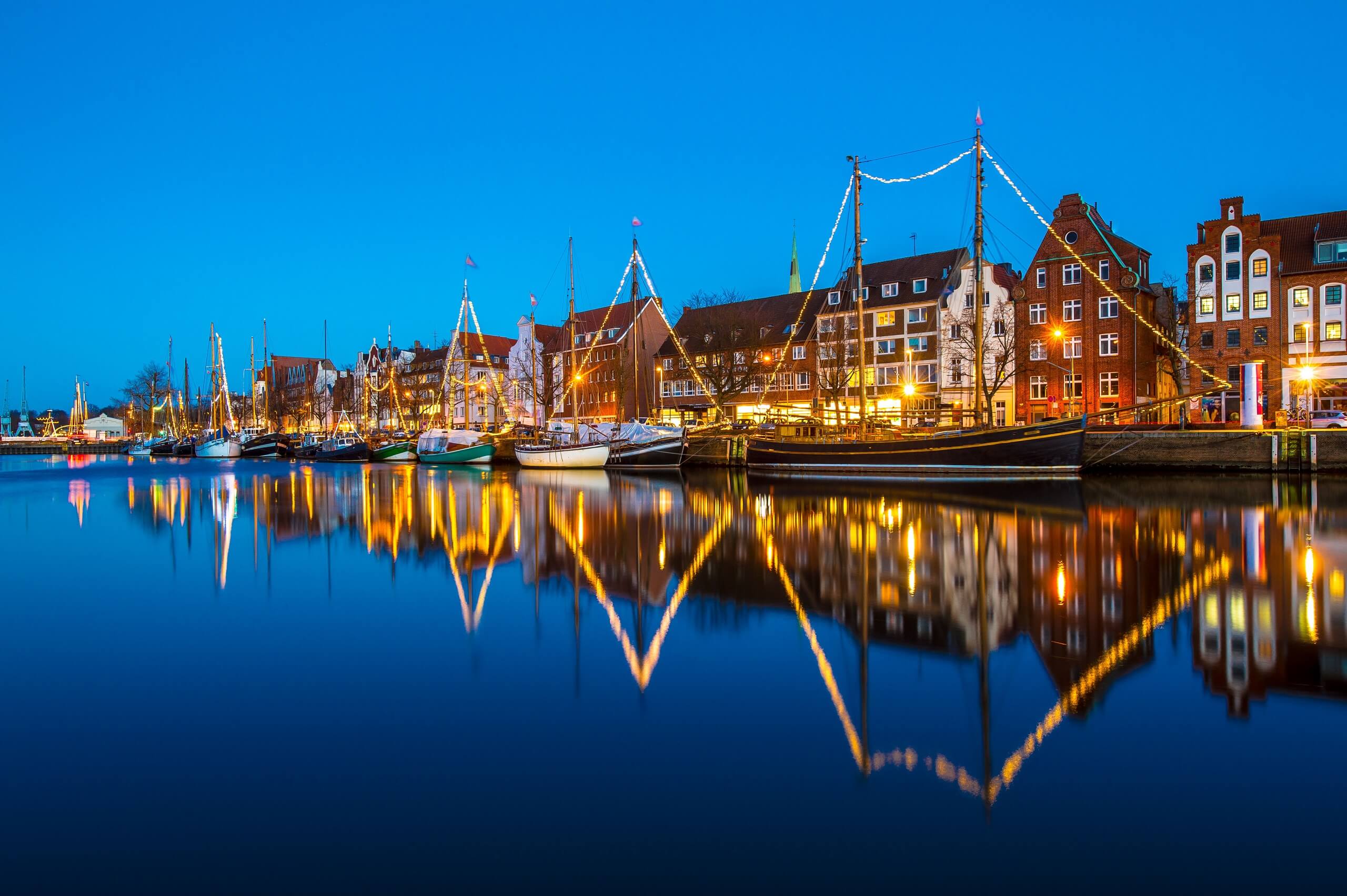 Museumshafen mit Lichtern bei Nacht