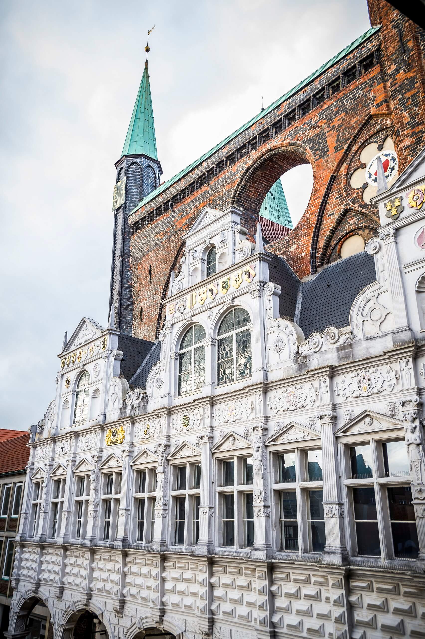 Weiße Fassade des Lübecker Rathauses