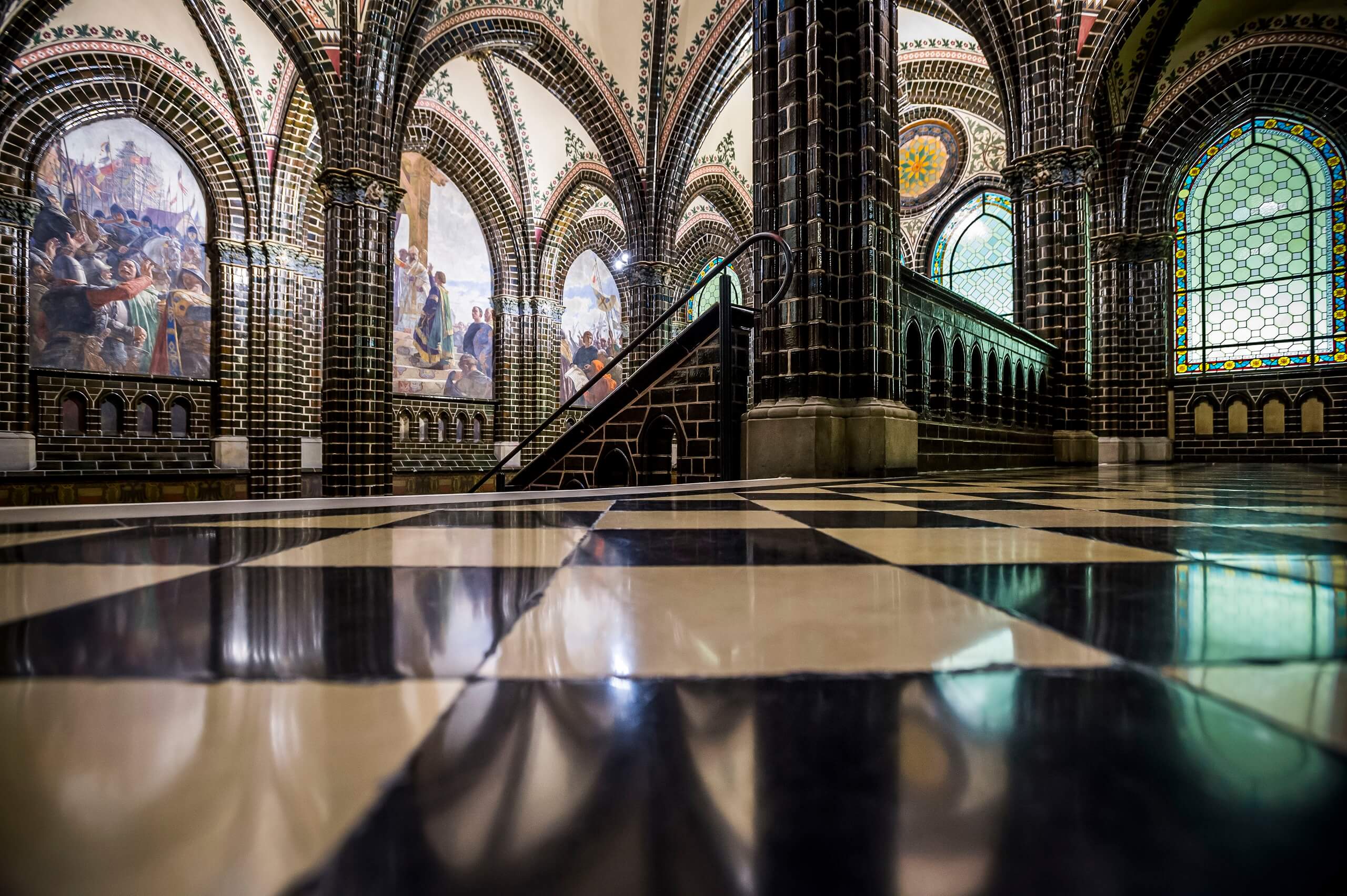 Fliesen und Wandmalereien im inneren des Rathauses