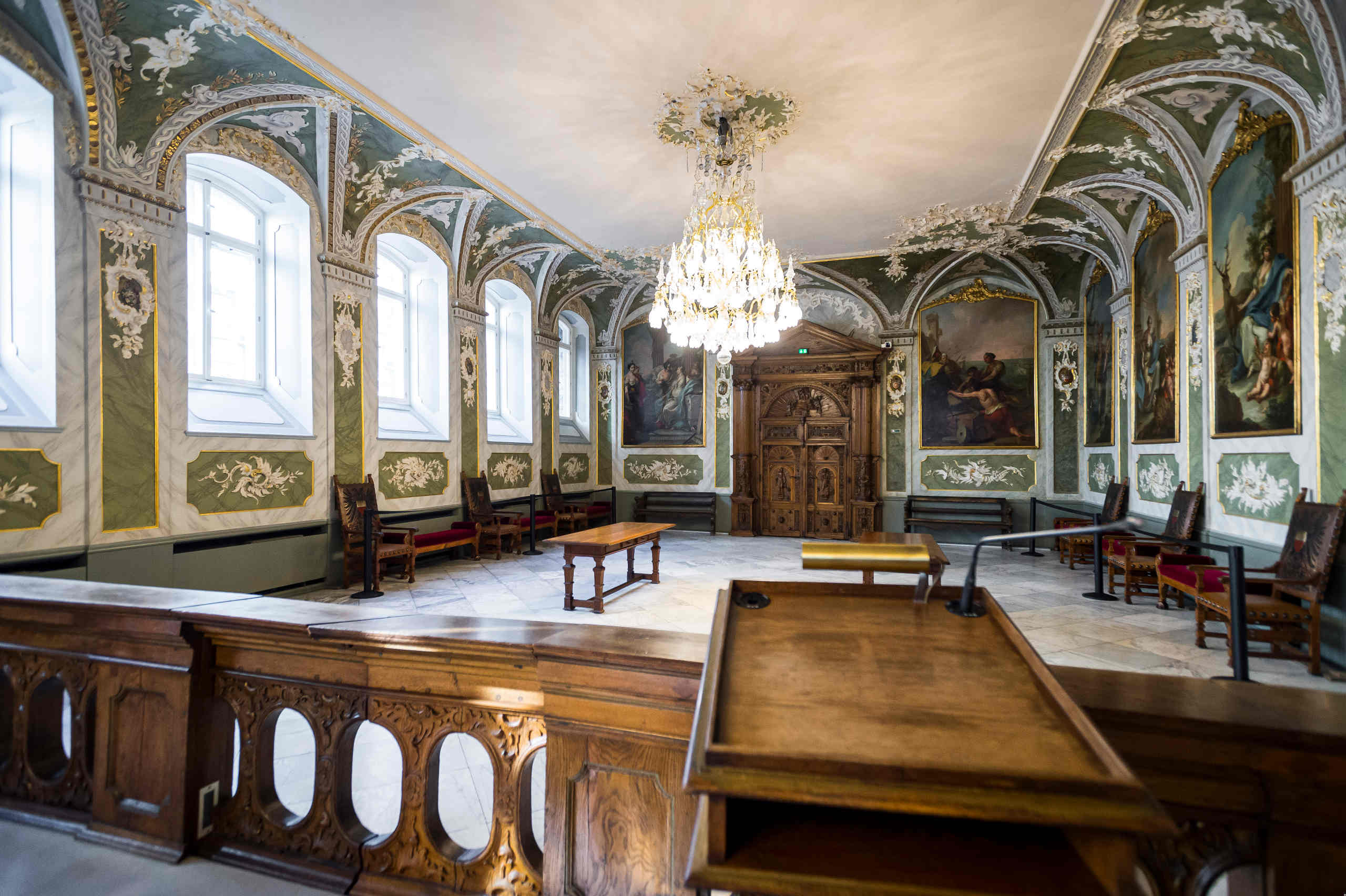 Audienzsaal mit Rednerpult im Lübecker Rathaus
