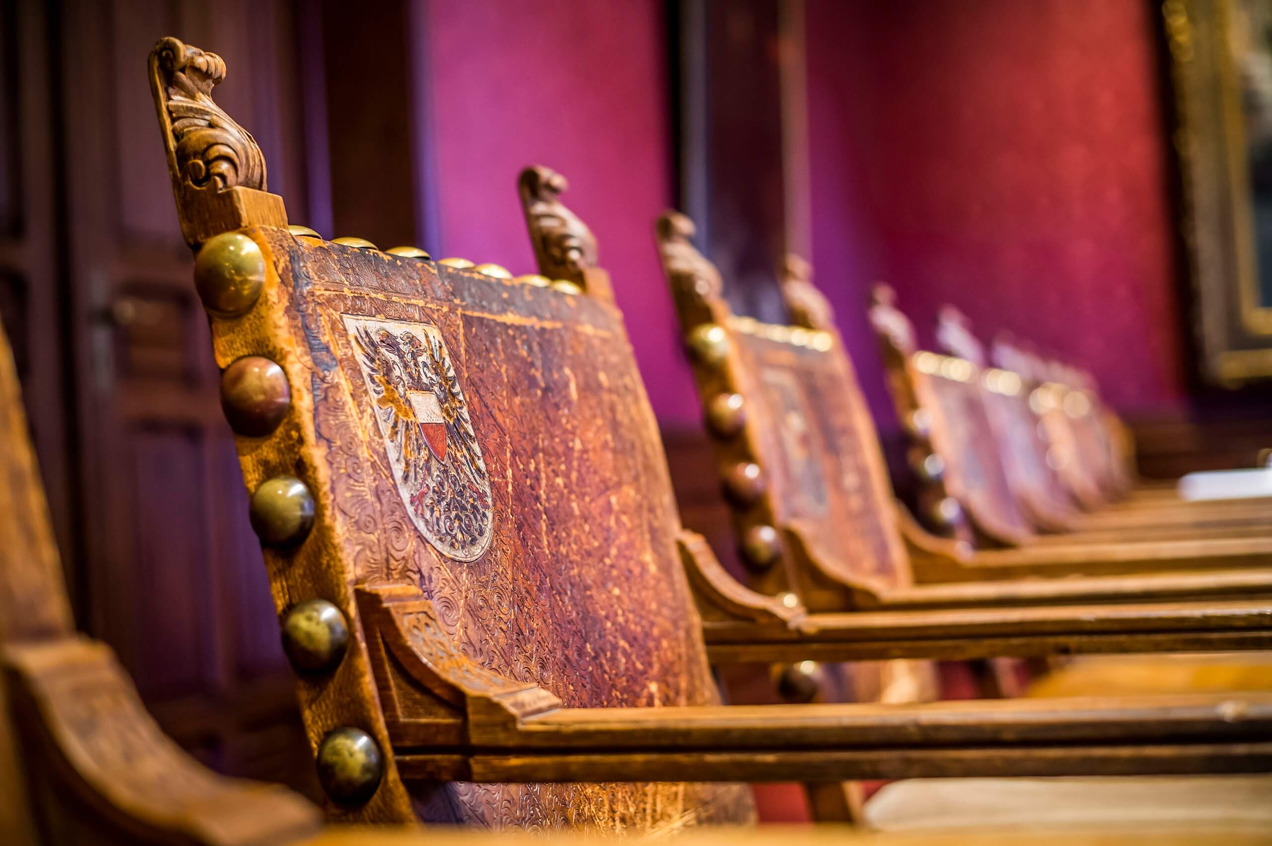 Historische Stühle im inneren des Rathauses