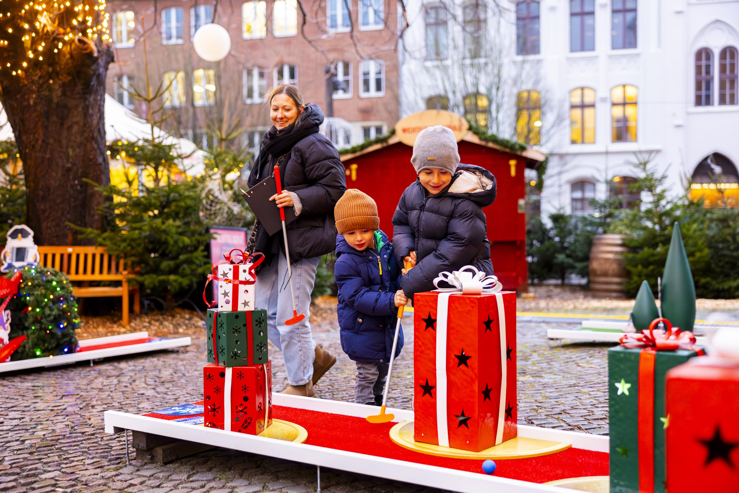 luebeck_Wichtelgolf_im_Wichtelwunderland.jpg Eine Familie spielt Wichtelgolf im Wichtelwunderland.