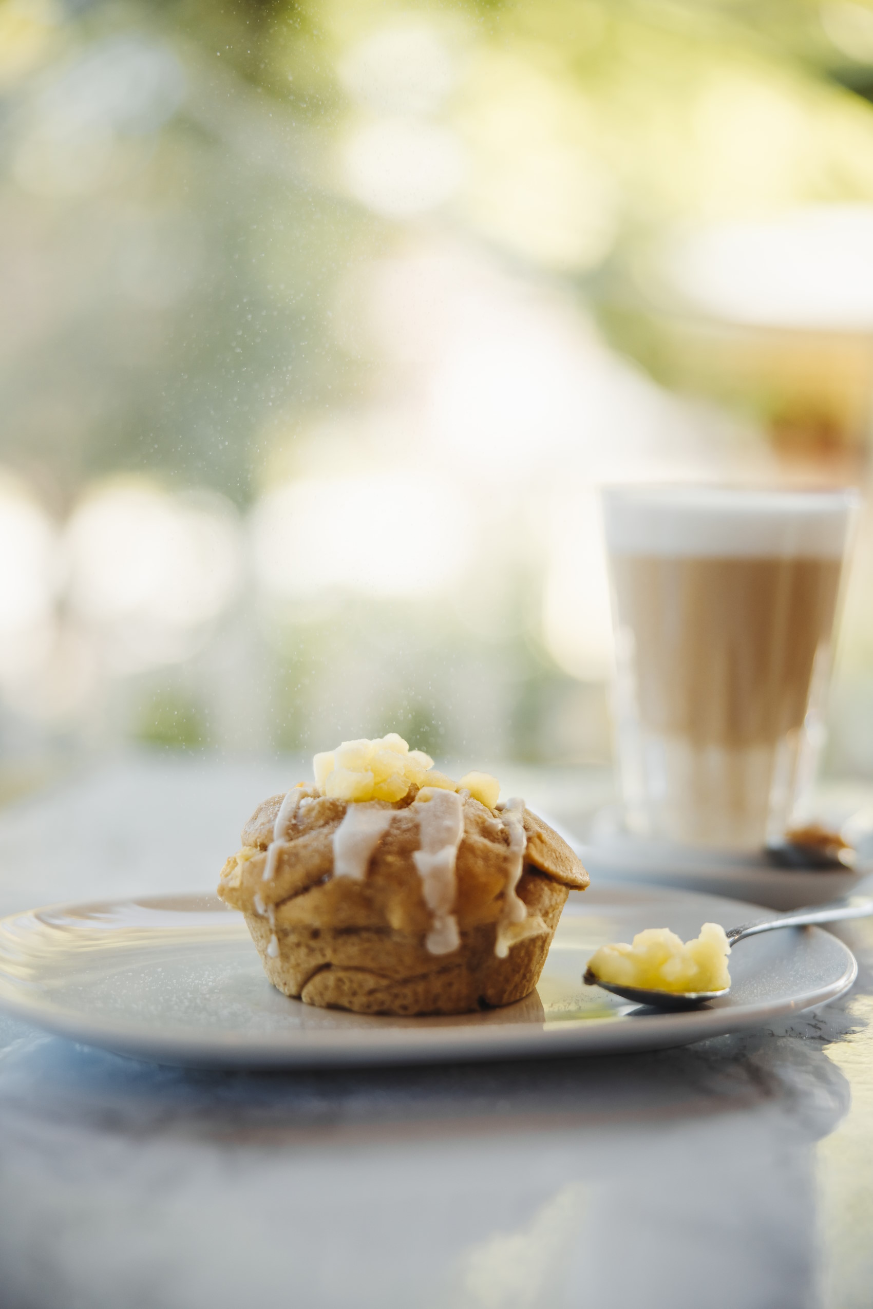 Apfel Holunder Schnecke mit einem Latte Macchiato im Lübecker Schneckenhaus
