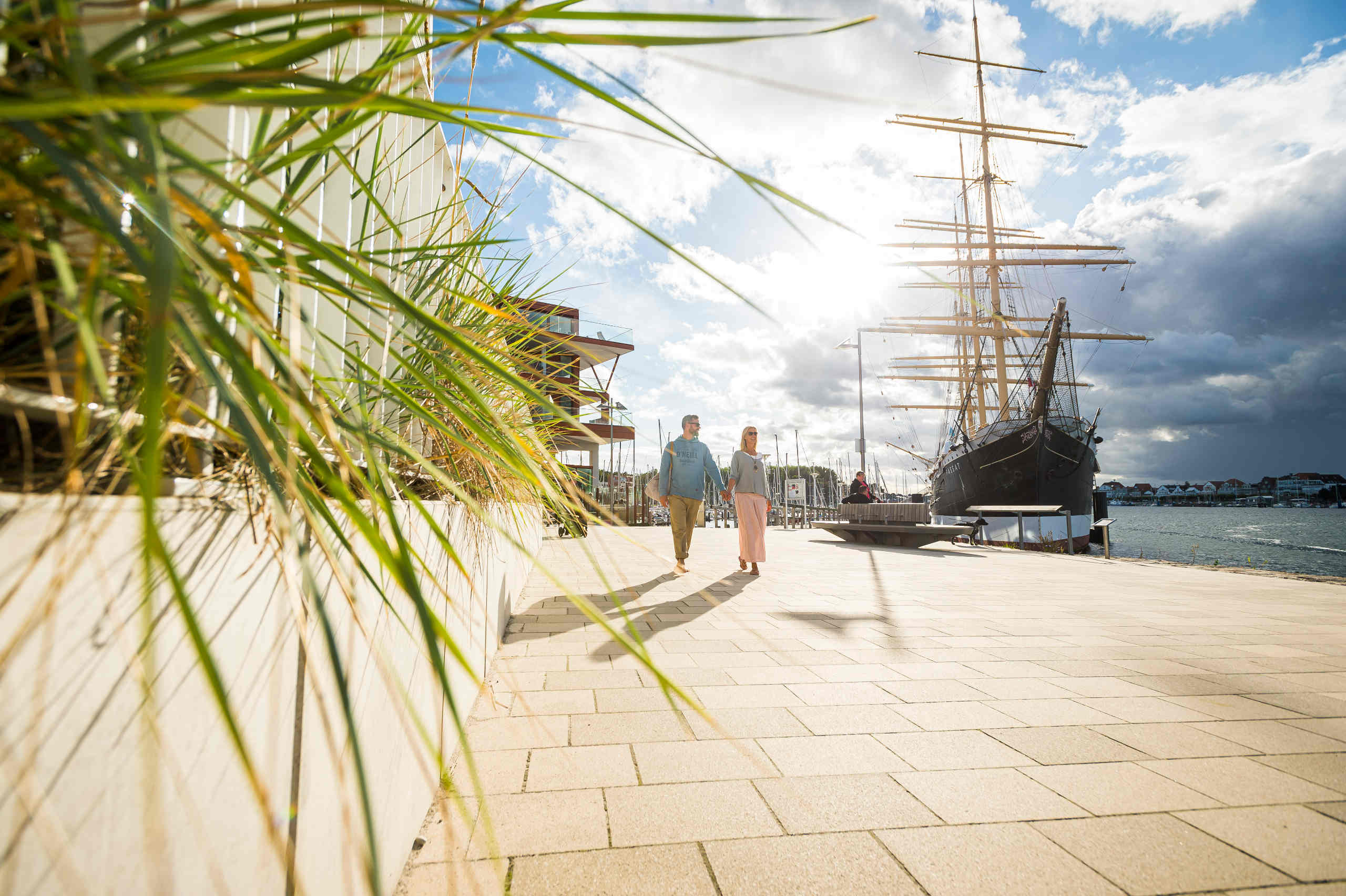 Paar spaziert am Priwall entlang 