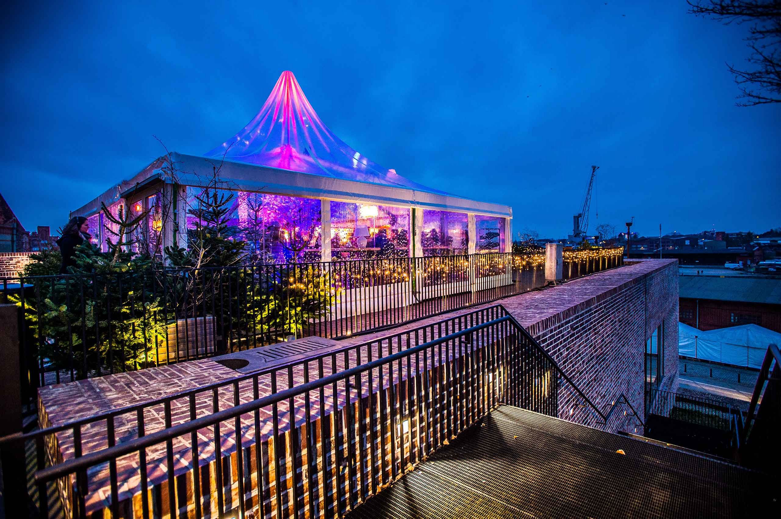 Beleuchteter und dekorierter Pavillon auf der Dachterasse des Europäischen Hansemuseums 