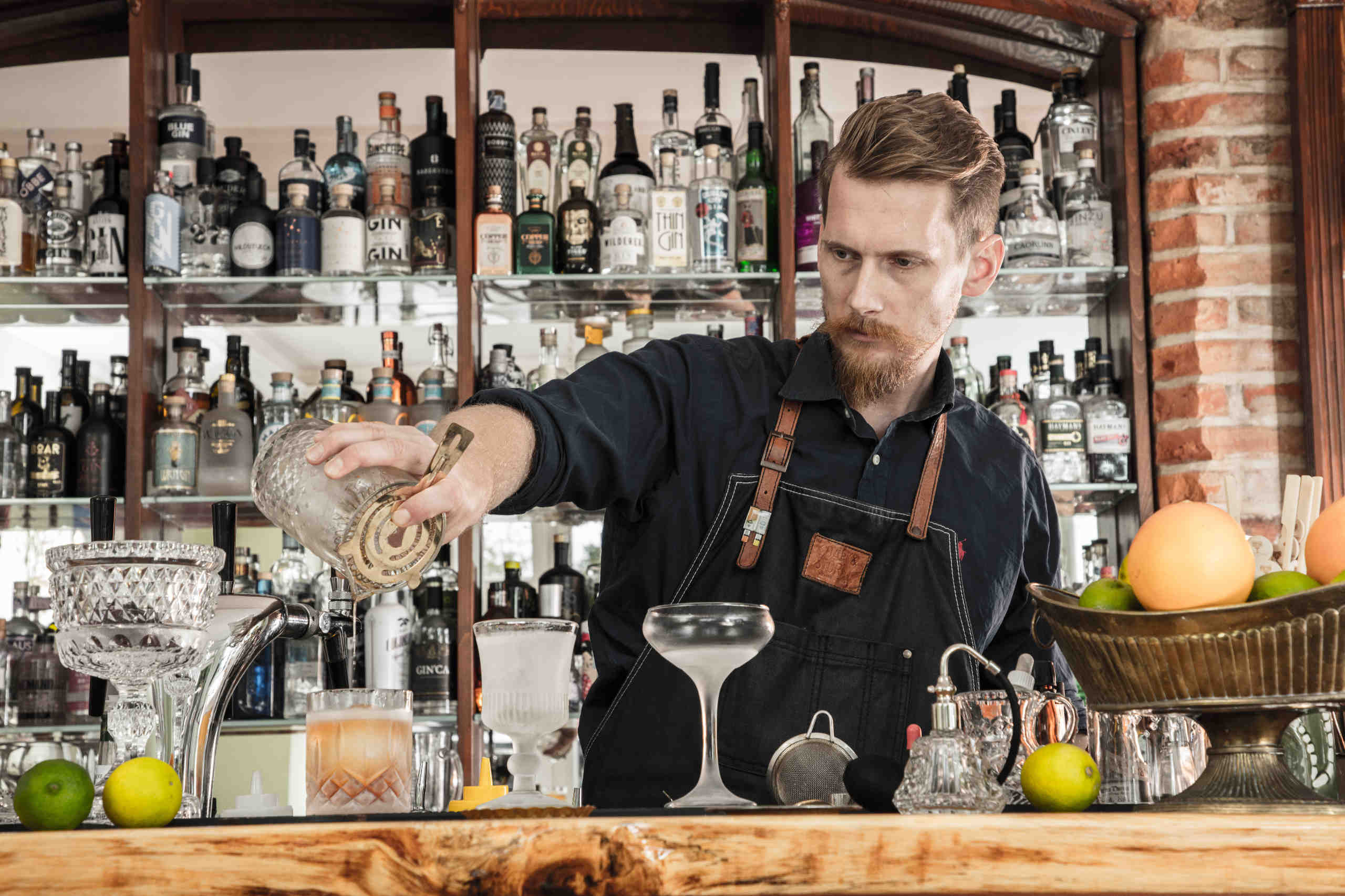 Clemens Dietrich an der Bar