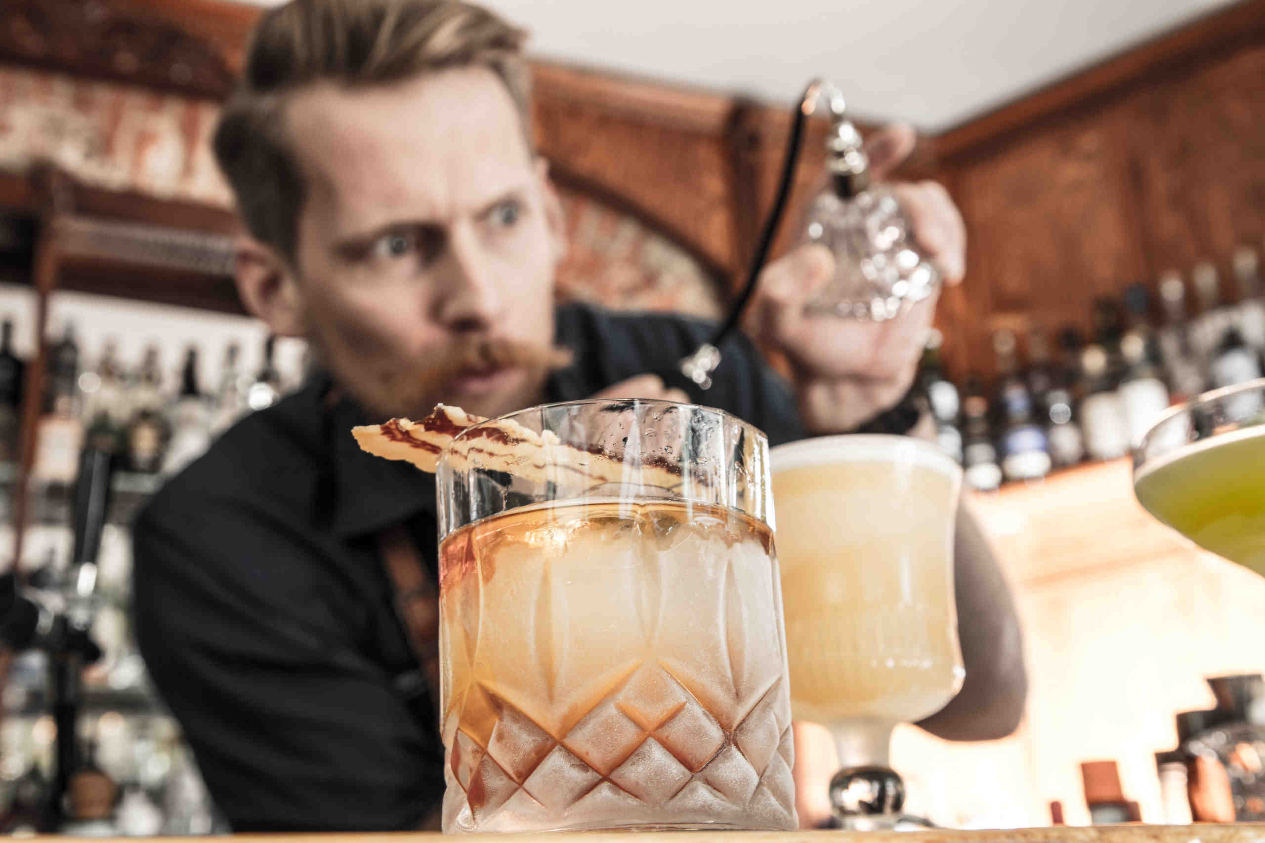 Clemens Dietrich an der Bar