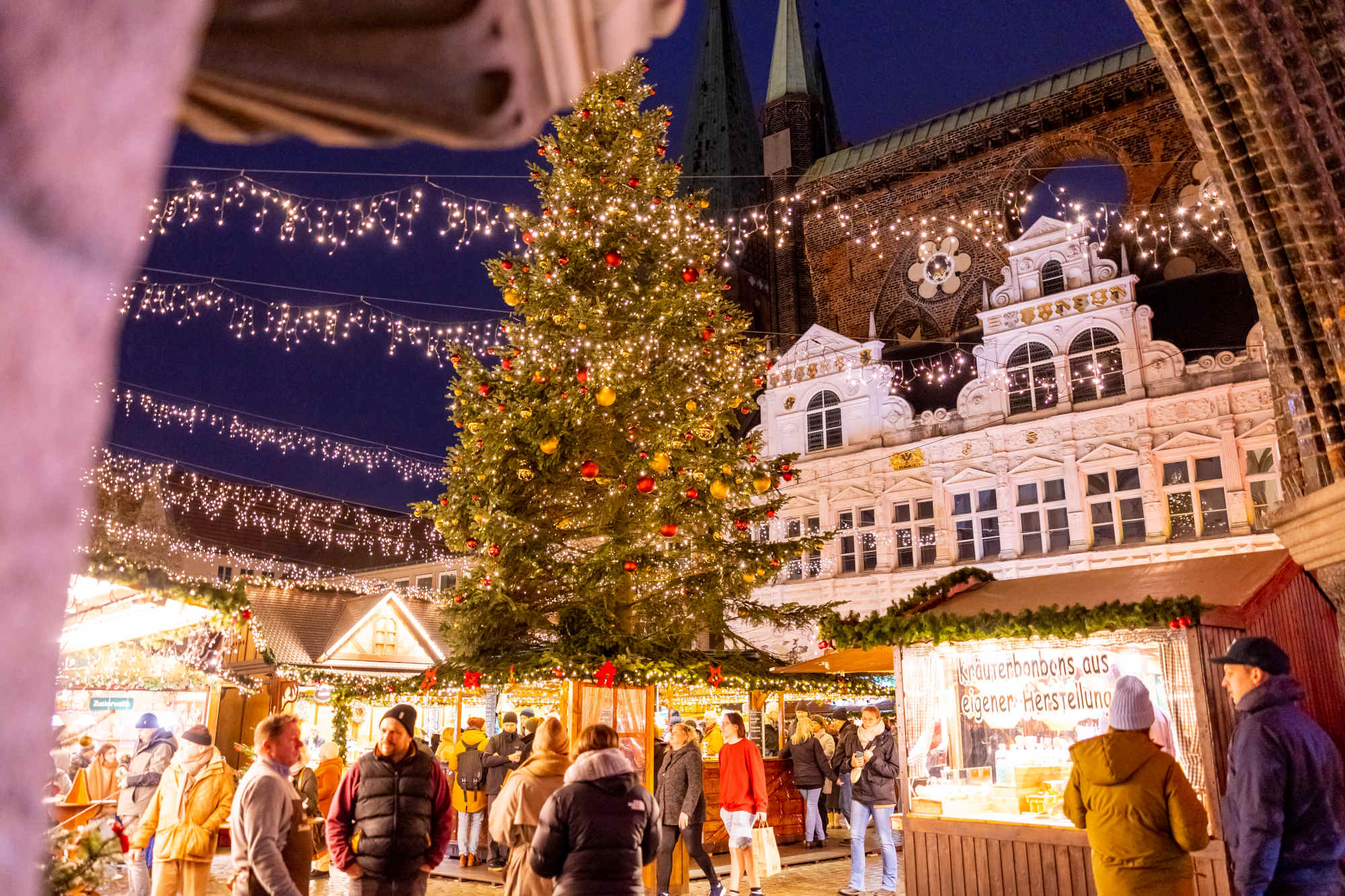 Weihnachtsmarkt in Lübeck mit Weihnachtsbaum am Rathaus
