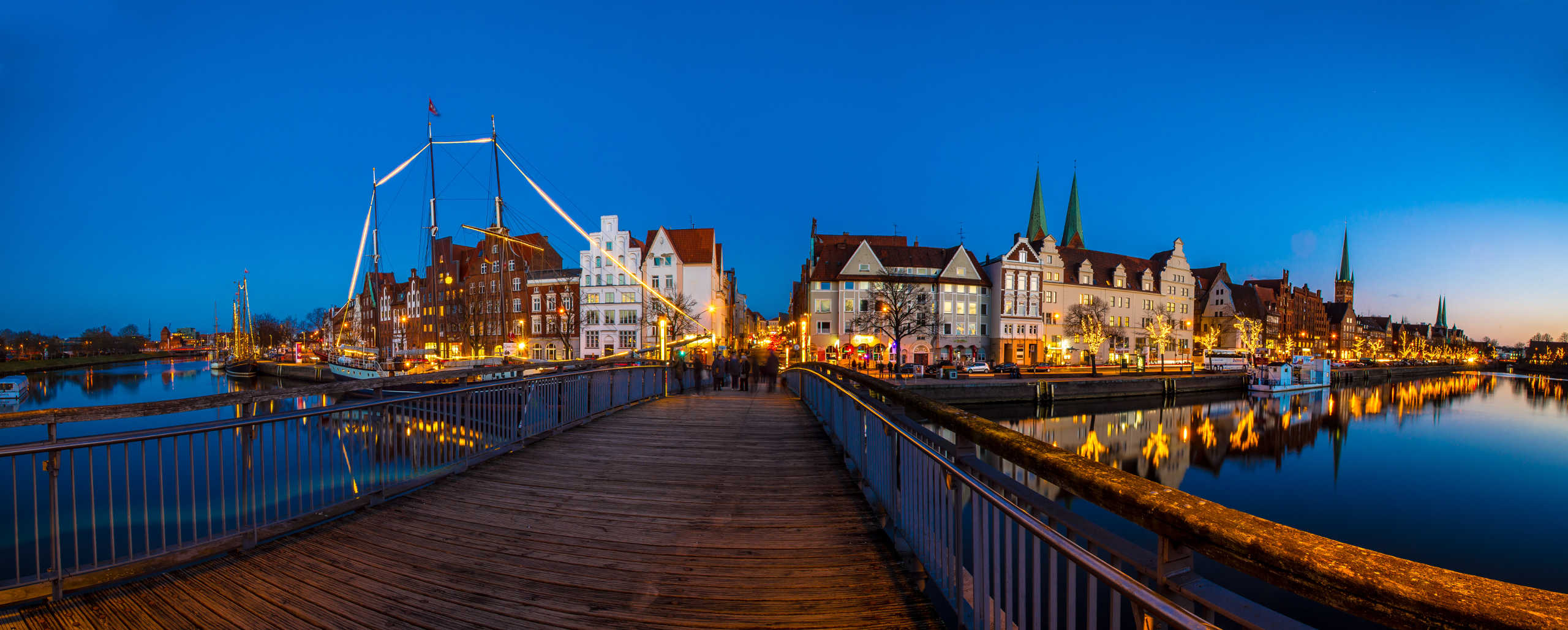 Beleuchteter Museumshafen aus Sicht der Mukbrücke