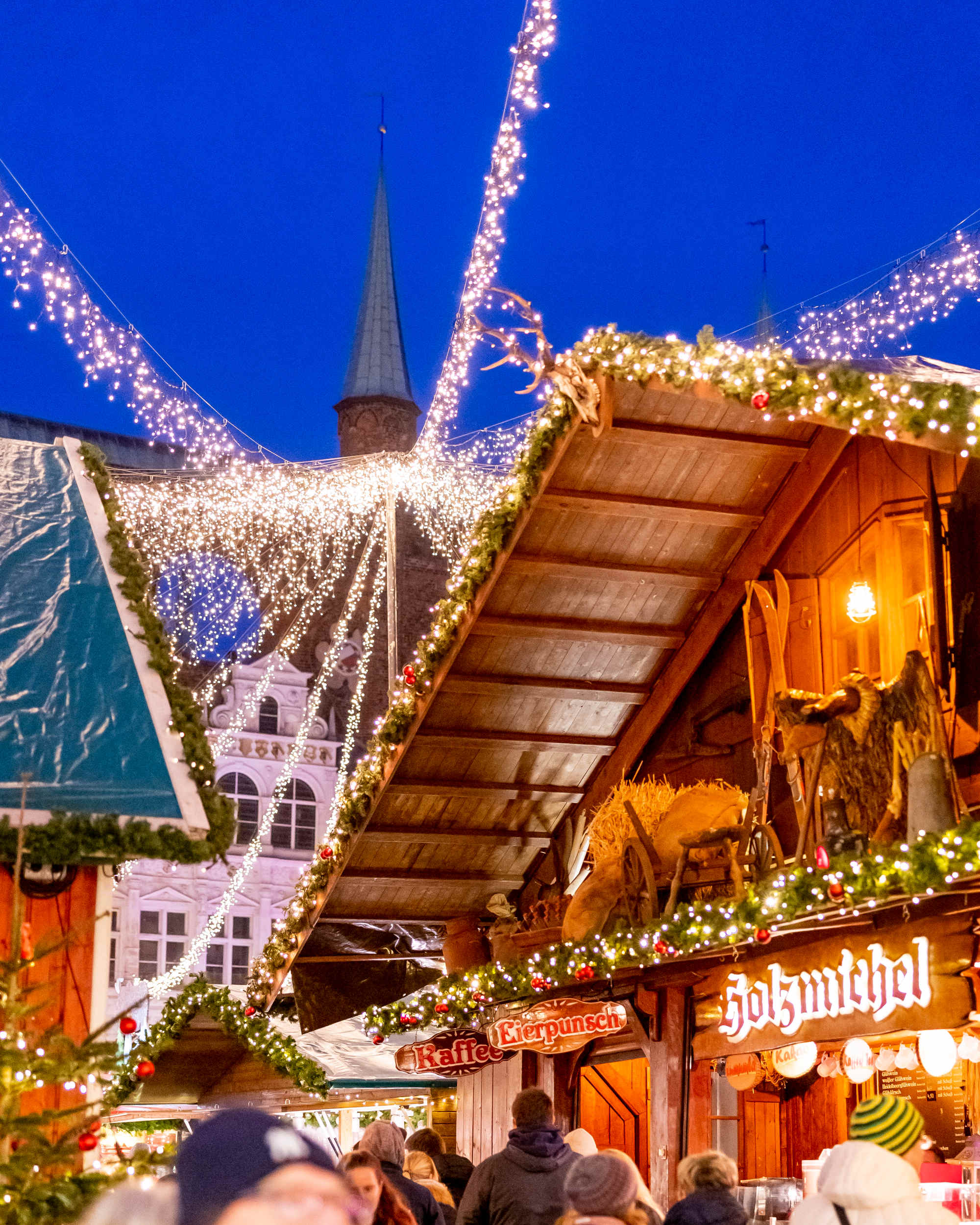 Weihnachtsmarkt am Rathaus in Lübeck - Holzmichelstand