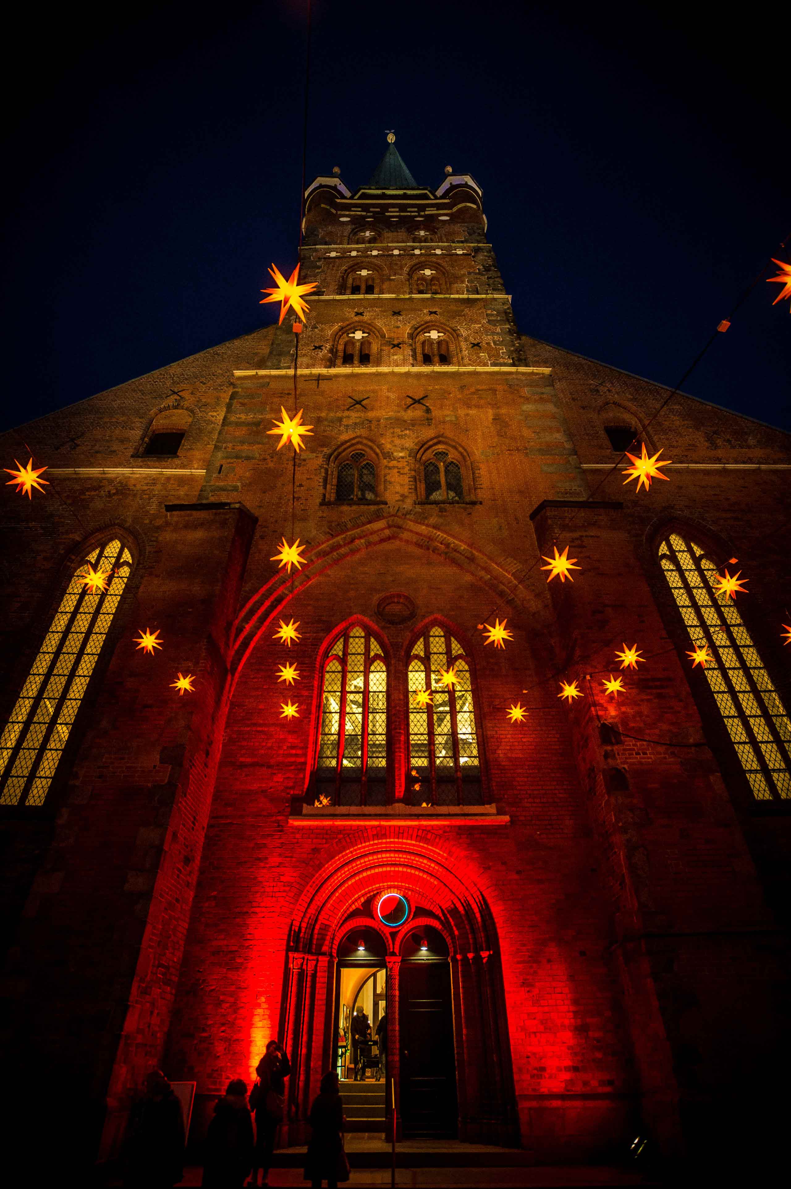 Beleuchtete Fassade der St. Petri am Abend 