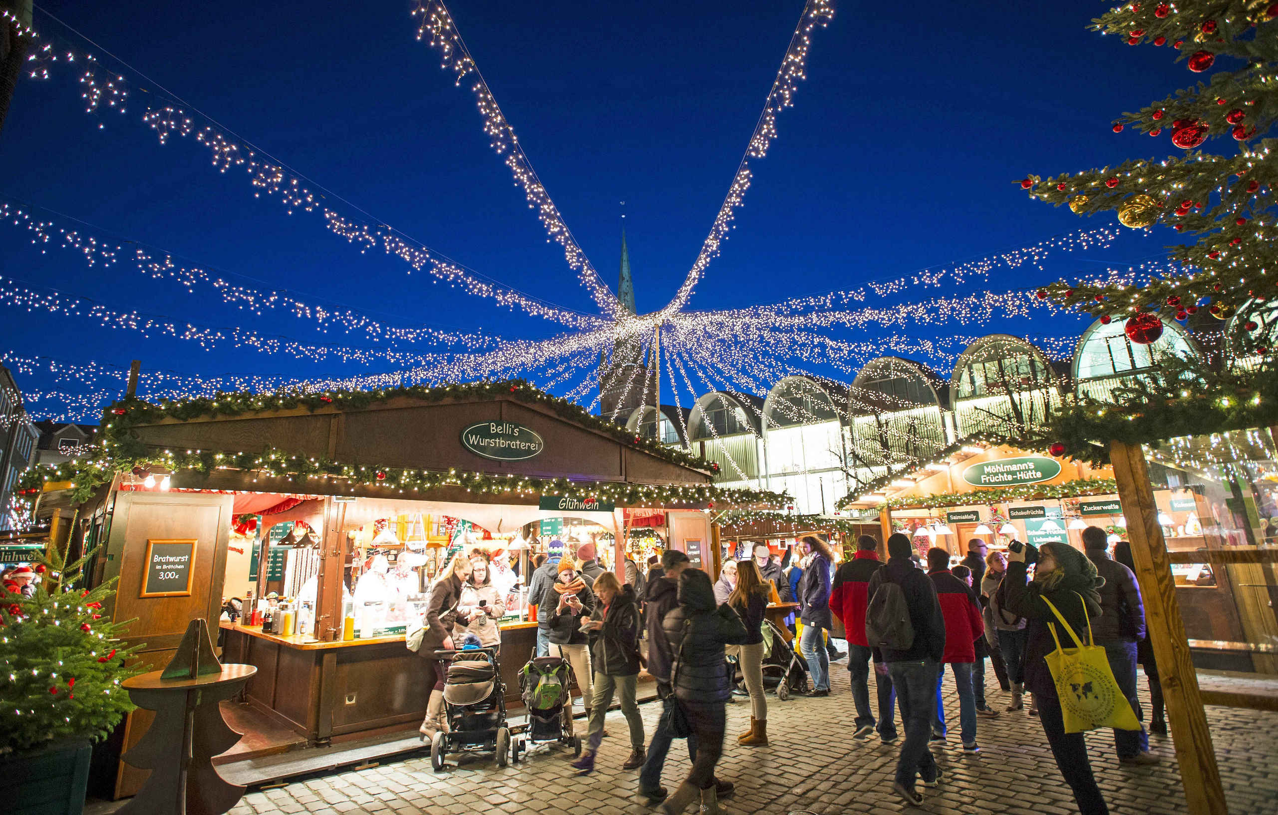 Weihnachtsmarkt am Rathaus in Lübeck